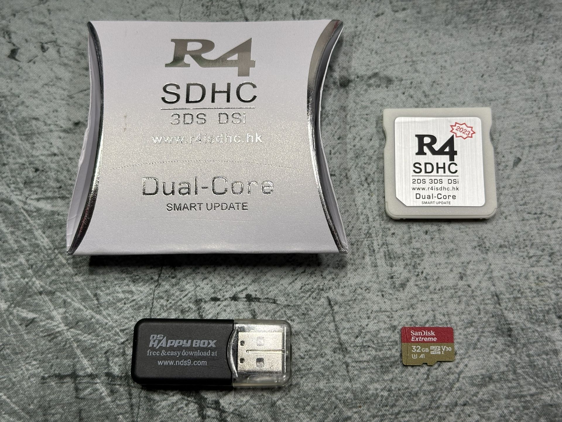 R4 Flashcart + 32GB MicroSD