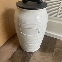 Pet food canister