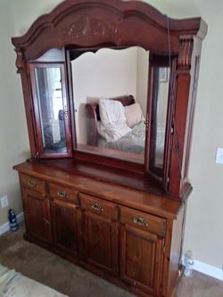 Chest of drawers with lighted standing mirror