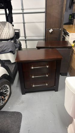 King bedroom suite with 2 matching nightstands and dresser