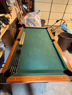 Pool Table with 4 sticks and all balls !
