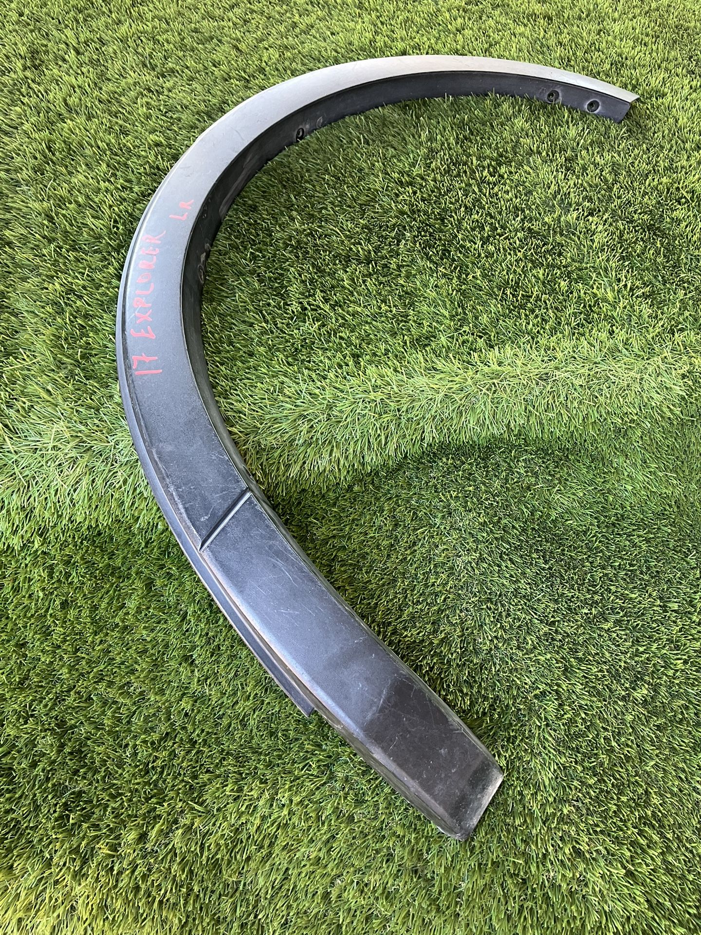 2017 Ford Explorer Left Rear Wheel Arch Trim Texture