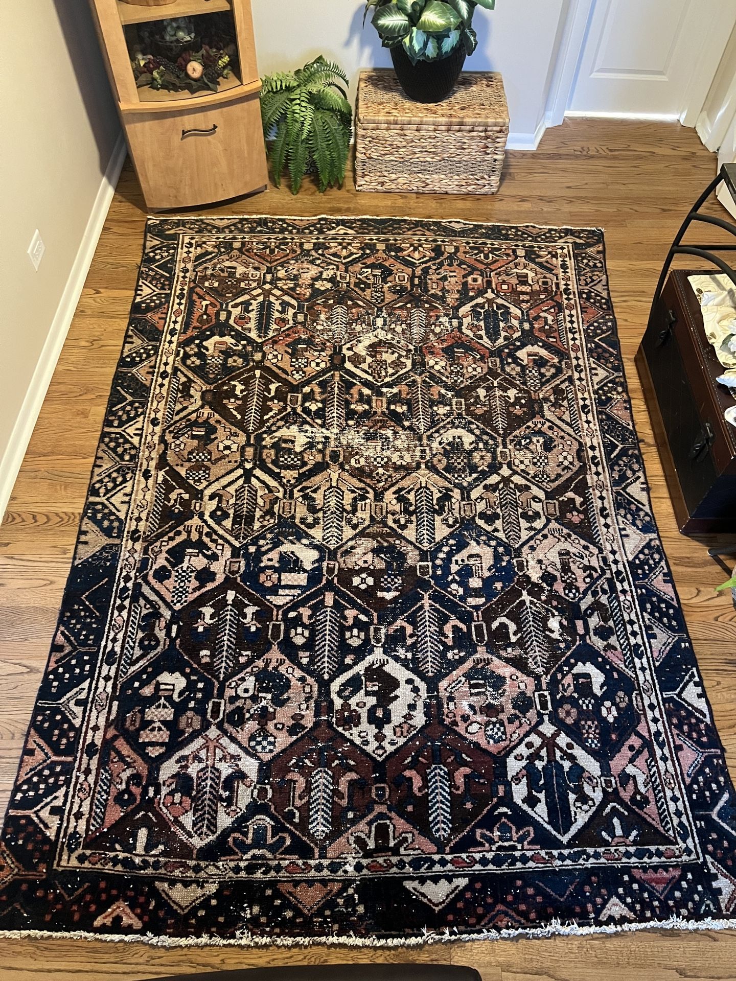 Persian Bakhitiari Antique rug 6ft x 9ft