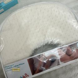 Munchkin Breastfeeding Pillow 