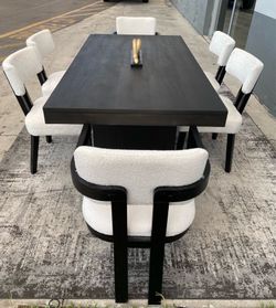 Dining room table w 6 chairs / Exelente condiciones