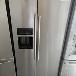 KitchenAid Refrigerator w/ Icemaker