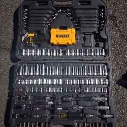 Dewalt Ratchet Set. (Nothing Missing)