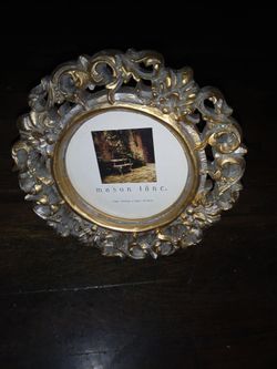 Round gold frame