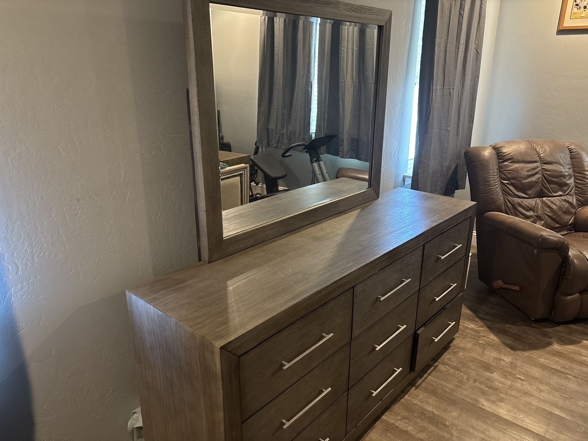 Queen Bedroom Set… Moores Furniture 