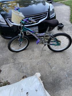 Girls World bike perfect for middle schooler