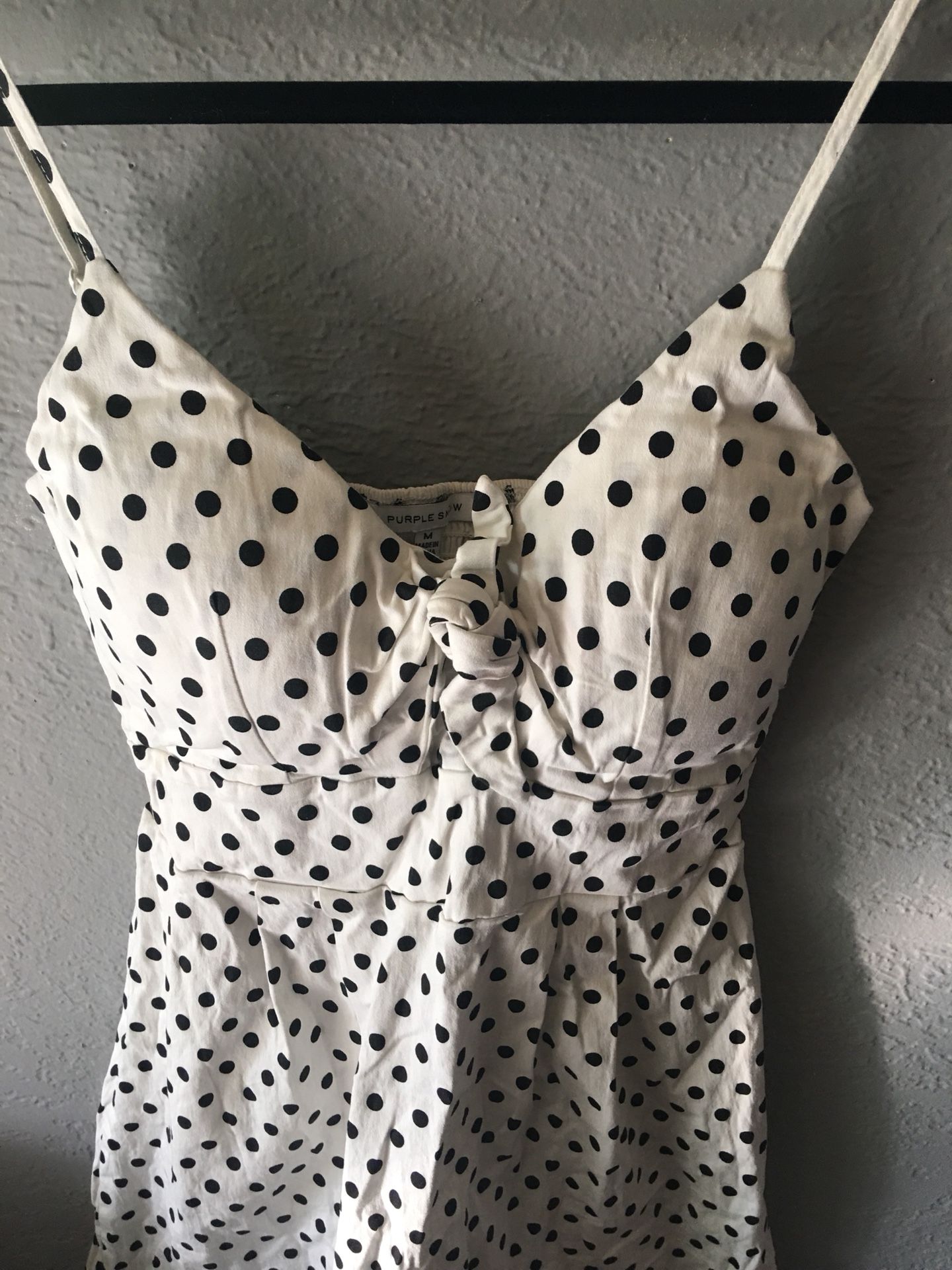 Med polka dot dress.