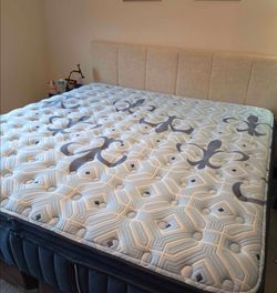 Very nice Beautiful king size mattress.  Sterns and foster.