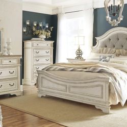 Realyn Chipped White Panel Bedroom Set

