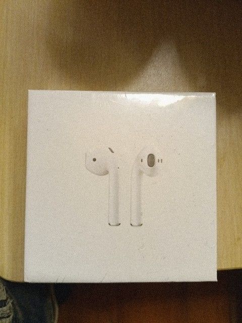 Apple Airpods 2nd Generation With Wireless Charging Case