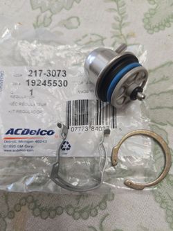 GM fuel Injector pressure regulator kit GM OEM new  $50