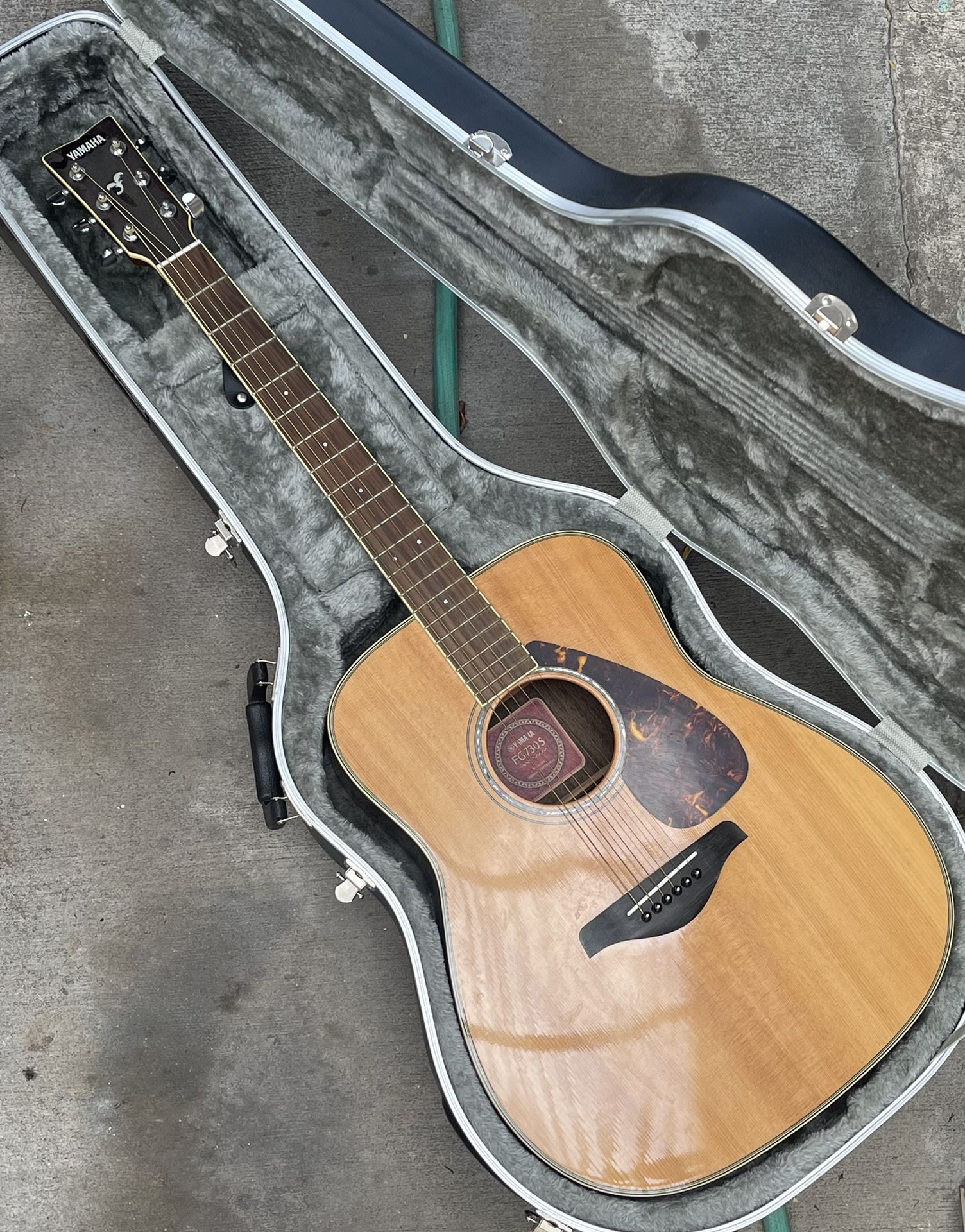 Yamaha FG730S Acoustic Guitar w/RoadRunner Hard Case - EXCELLENT 