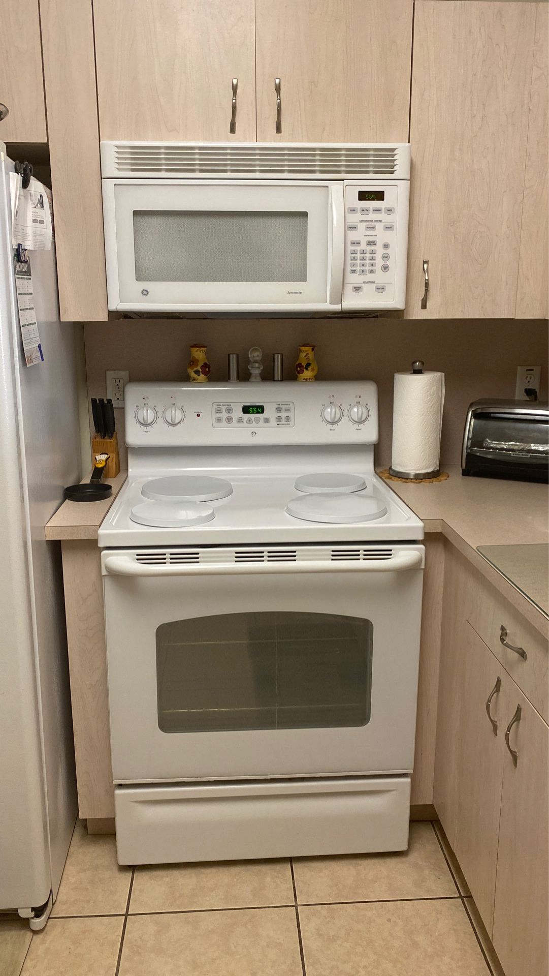 GE KITCHEN APPLIANCES STOVE AND MICROWAVE