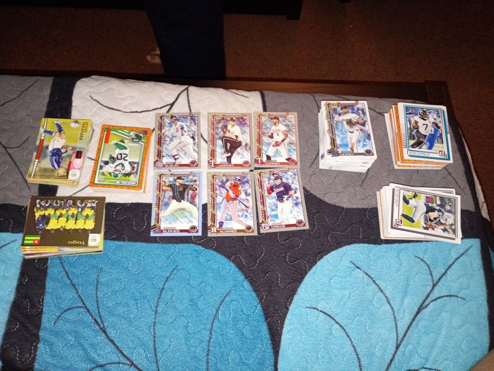 BASEBALL, SOCCER AND FOOTBALL BASEBALL CARDS