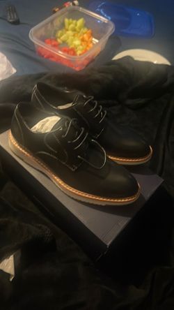Dressing black shoes