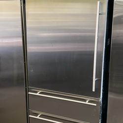 Viking 36”Wide Built In Stainless Steel Bottom Freezer Refrigerator With Internal Water/Ice