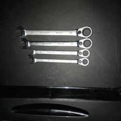 STANLEY,RATCHING OPEN AND CLOSED WITH SWITCH TO CHANGE DIRECTION 