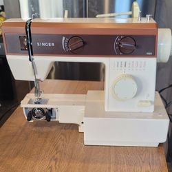 1982  Singer Sewing Machine Model 5525