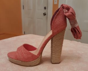 Women’s size 8 brand NEW