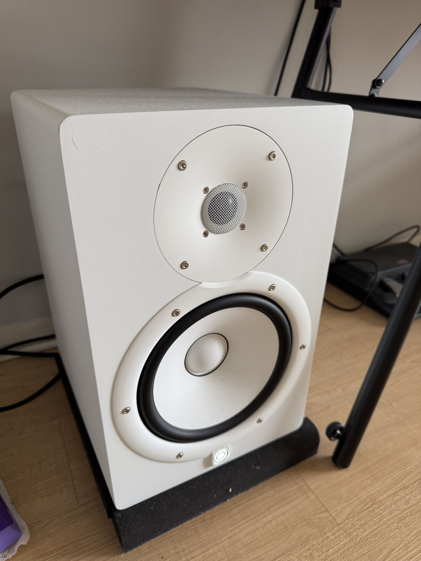 White Yamaha HS8 Powered Studio Monitor - Pair
