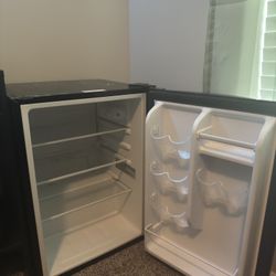 Insignia mini Fridge