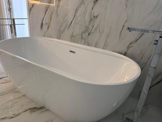 Luxurious bathtub NEVER OPENED OR USED