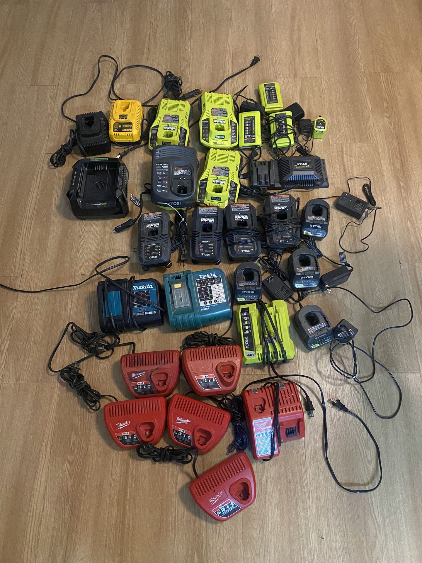 Chargers DeWalt 18v Milwaukee Ryobi Makita
