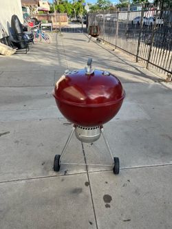 Weber charcoal grill. Asador para usarse con carbón o leña
