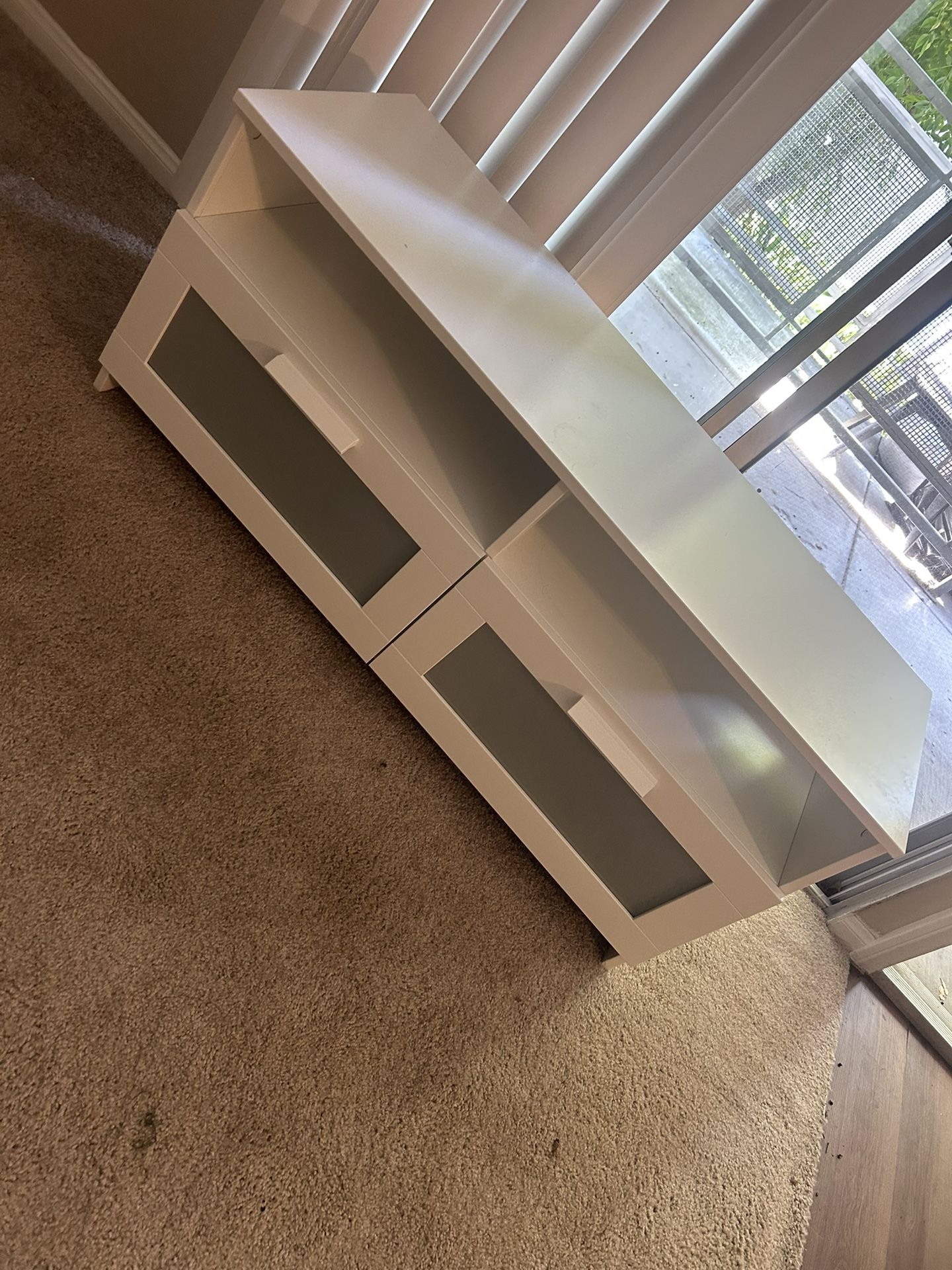 Este Mueble X $90. ,,,,,90%. Nuevo