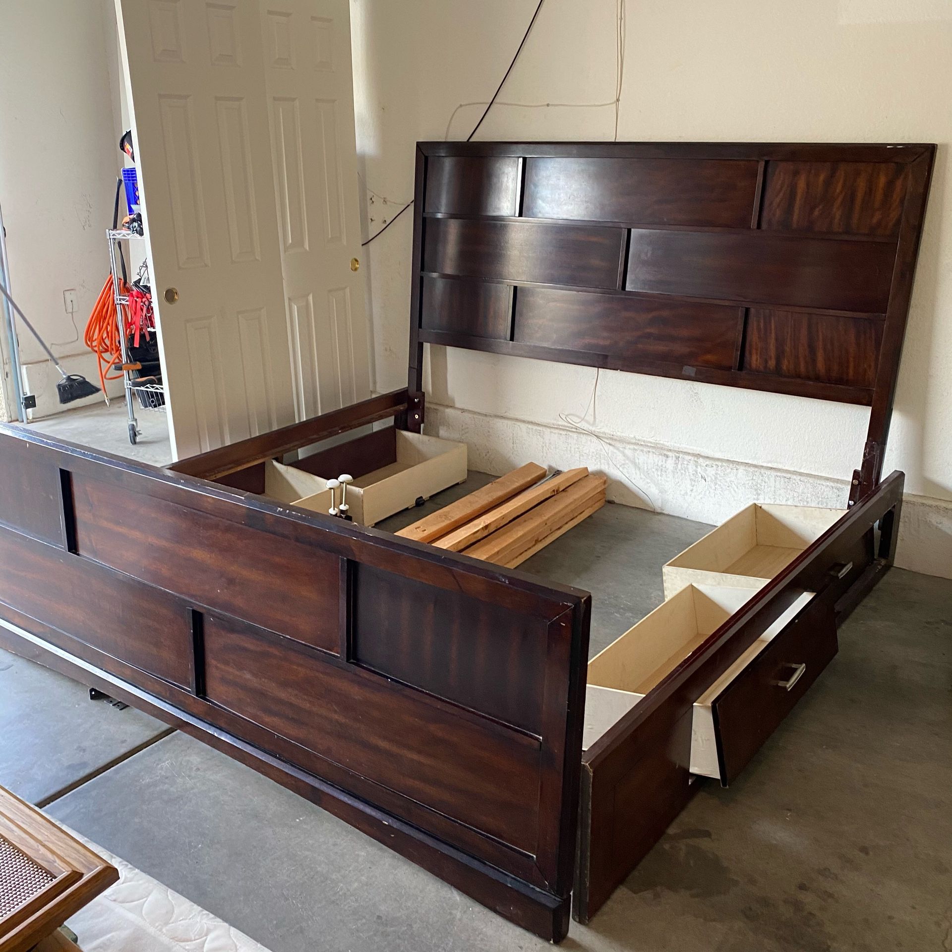 King Wood Bed / Cama de madera tamaño KING