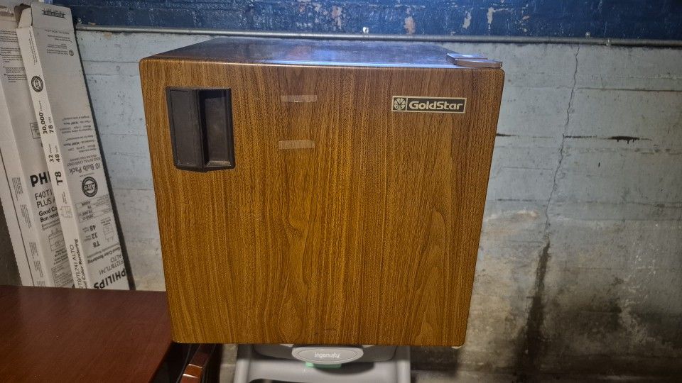 Mini Fridge ( Excellent Condition)