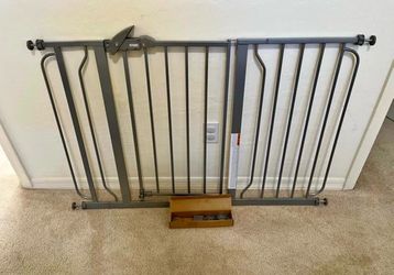 29” - 49” Regalo Extra Wide Pet Gate / Baby Gate