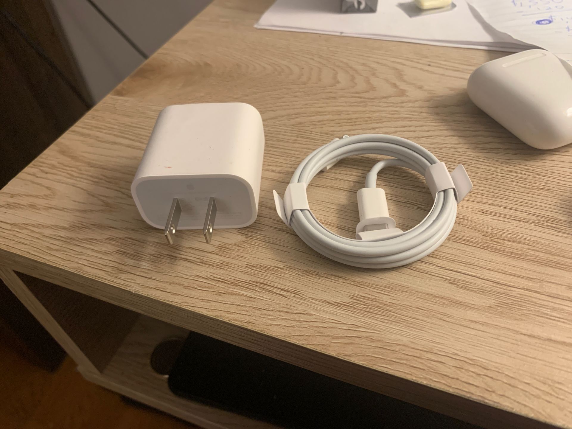 Apple 18W USB-C Power Adapter/USB-C to Lightning Cable (1 m)