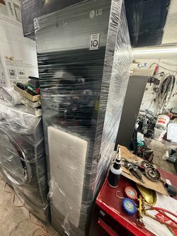 New LG styler smart steam closet mirrored finish with 3 hangers.