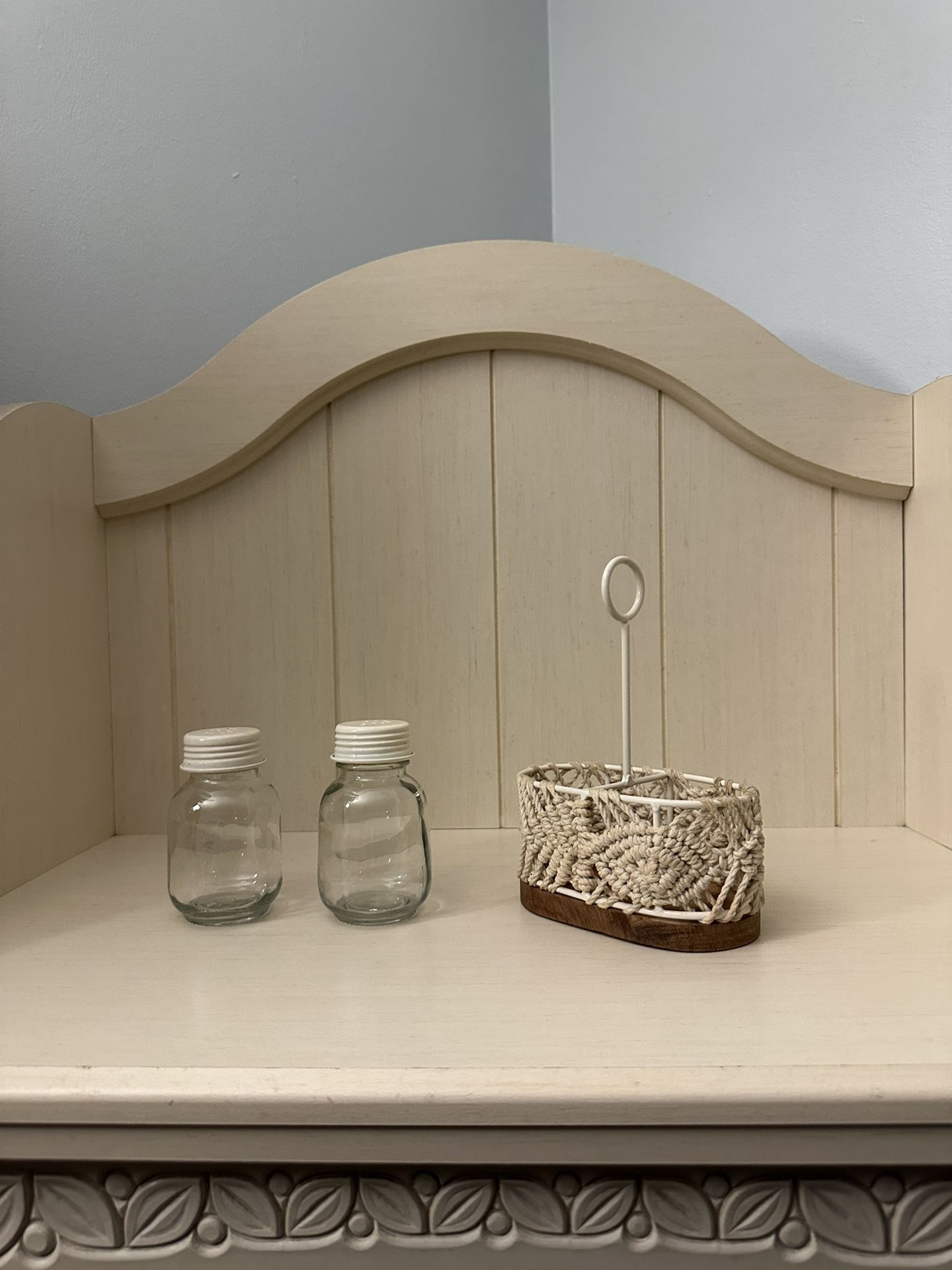 Salt & Pepper Shaker Set In Wooden/Metal Holder