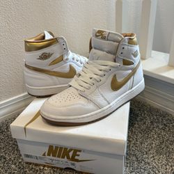 Wmns Air Jordan 1 Retro High OG 'Metallic Gold'