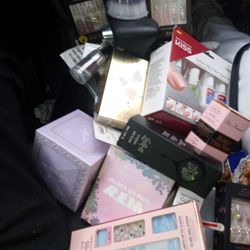 Ariana Grande Perfume Marc Jacob And A Lot More Ariana Grande Classy Nails Salon Dip Color System In Fingernails Make Up Brush