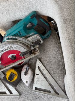 Skill saw makita comes with 2 batteries
