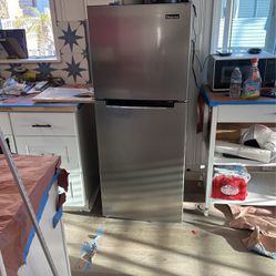 Magic Chef Refrigerator Medium Size