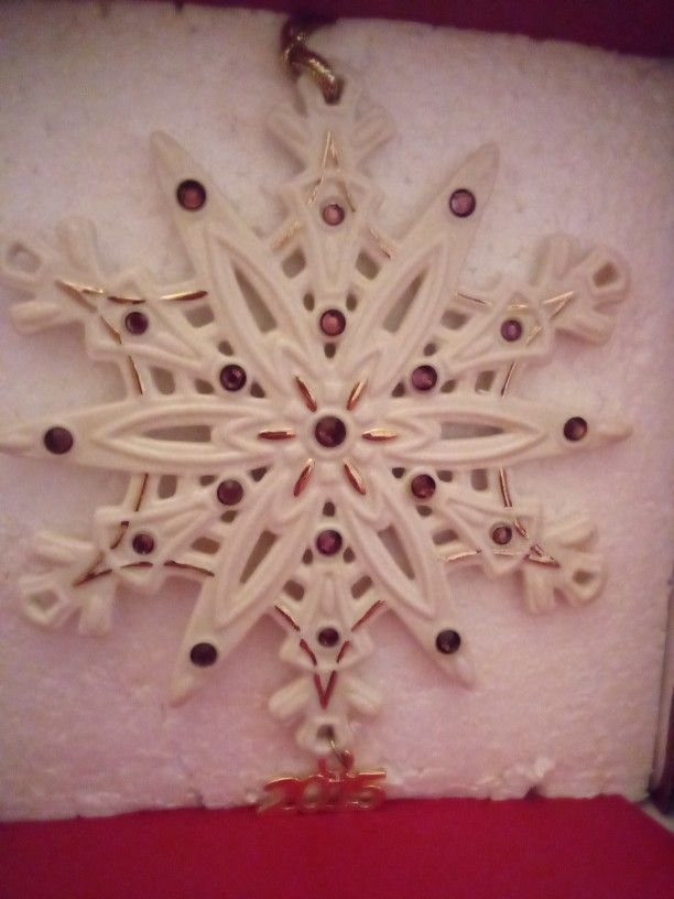 Vintage Lenox Christmas Ornament Snowflake 2015 Edition. Excellent Condition And Still In The Original Box. No Creases No Folds.