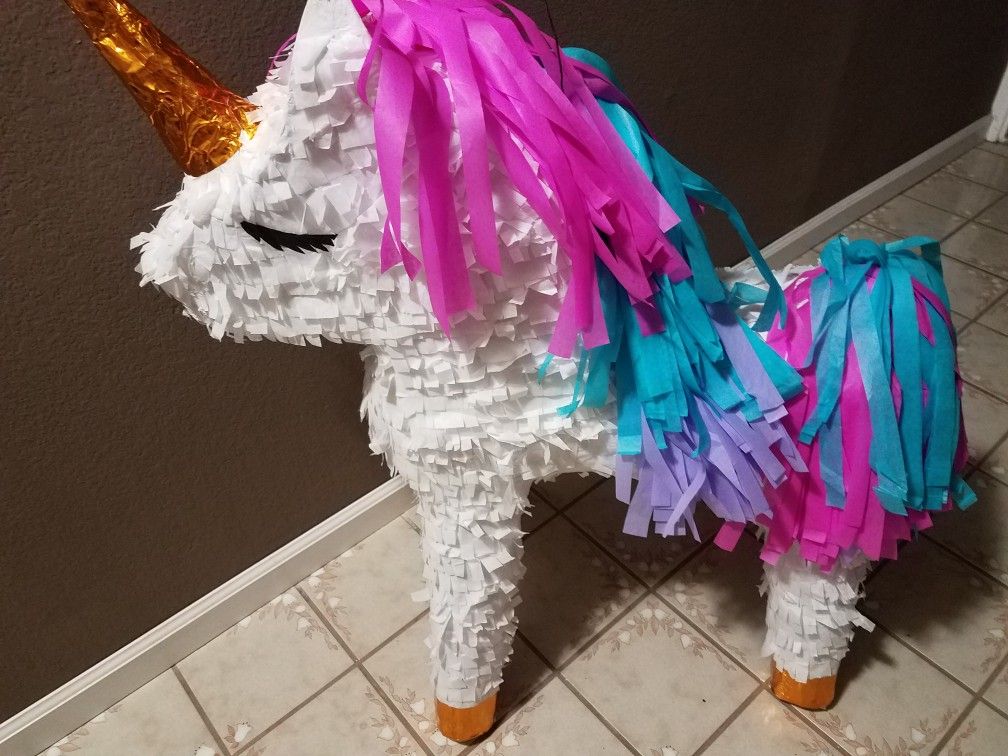 Large unicorn pinatas 🦄