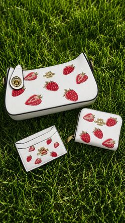 Woman’s Coach Strawberry 🍓 3IN1 GIFT SET