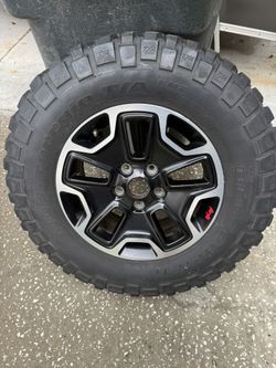 Jeep Wrangler BF Goodrich KM2 17” Rim LT255/75R17 Jeep