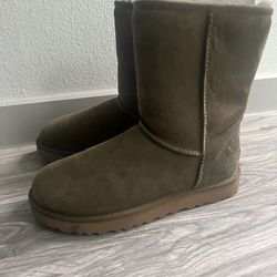 Olive Uggs 9W