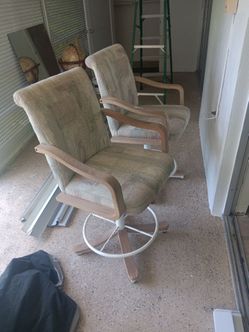 Swivel captain chairs