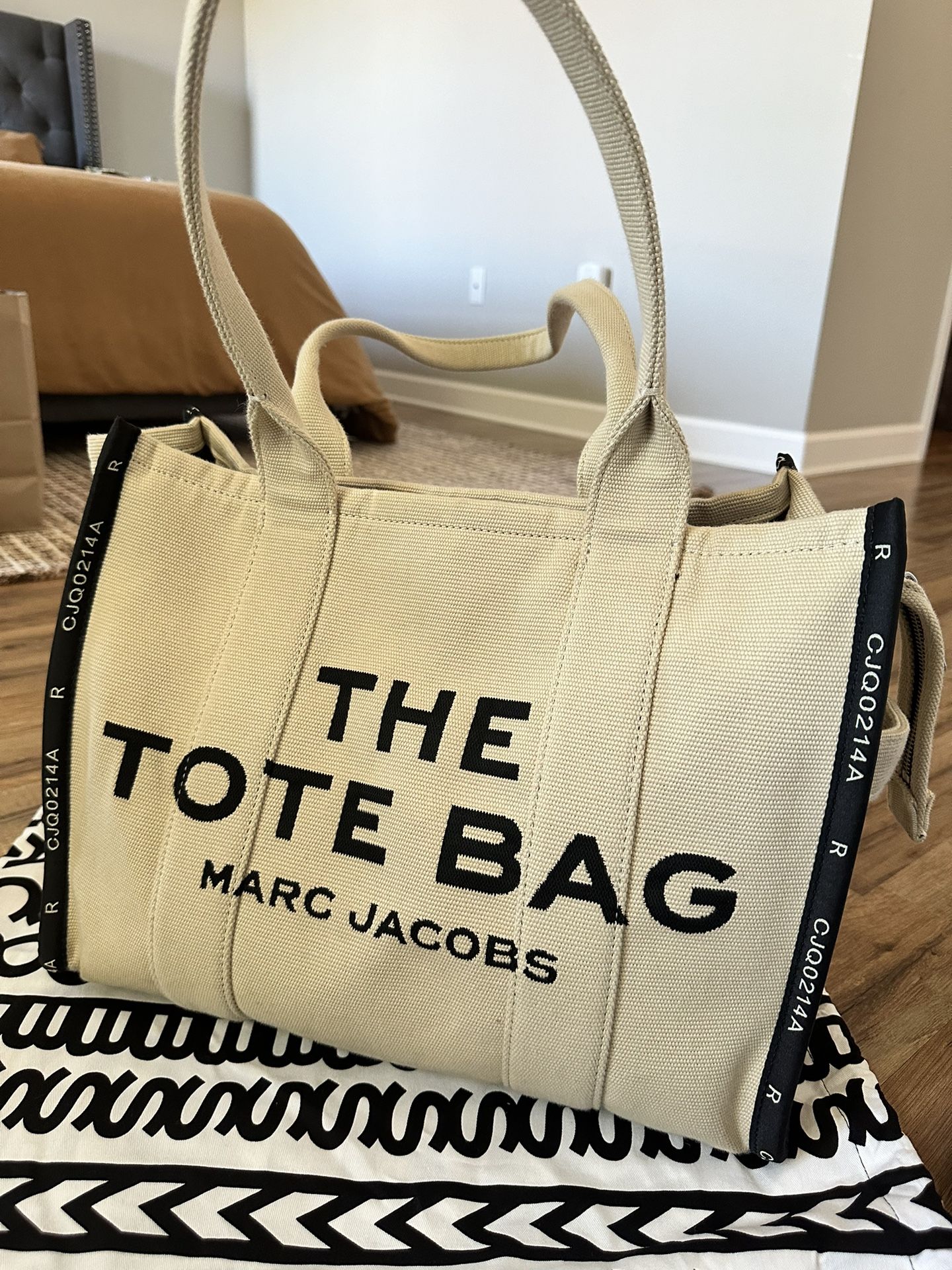 Large Marc’s Jacob’s Tote Bag. Used Once 